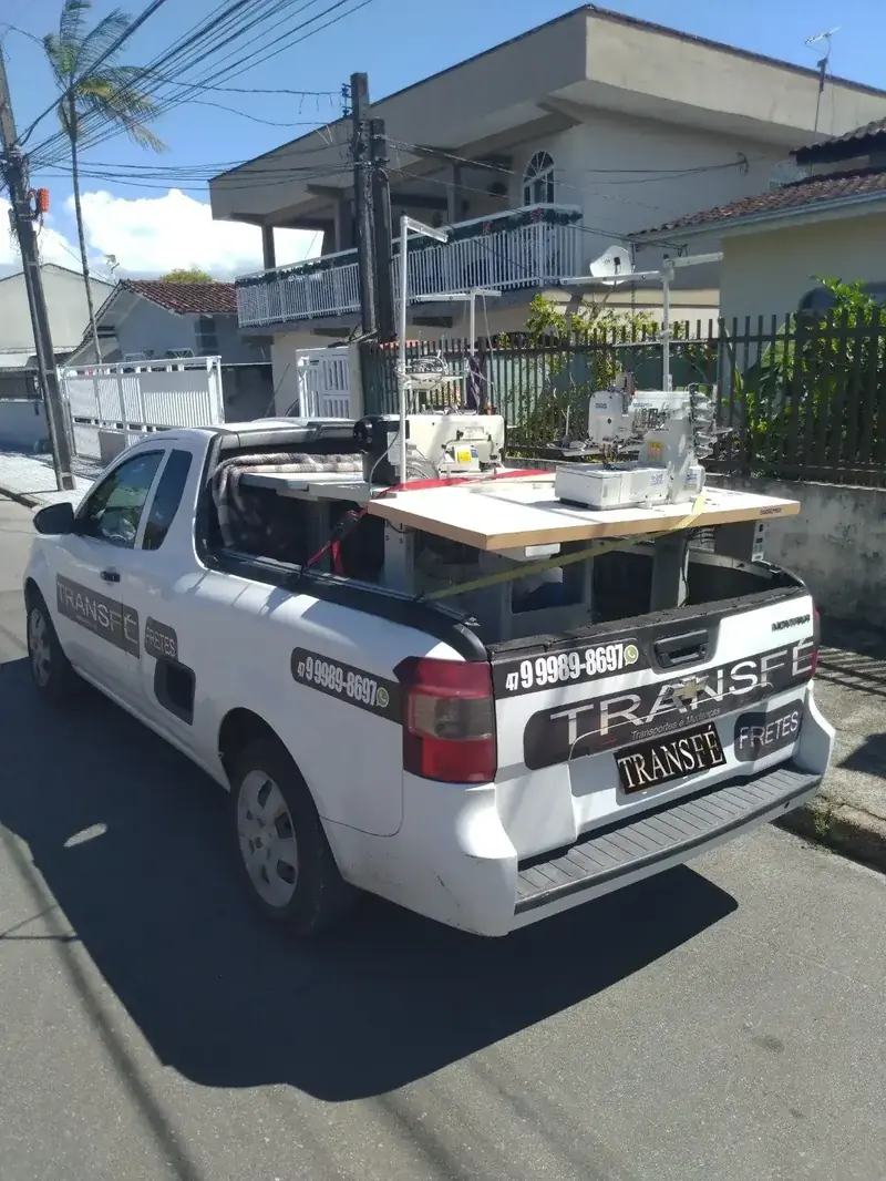 Transporte de máquina de costura em Joinville com cuidado e fixação adequada